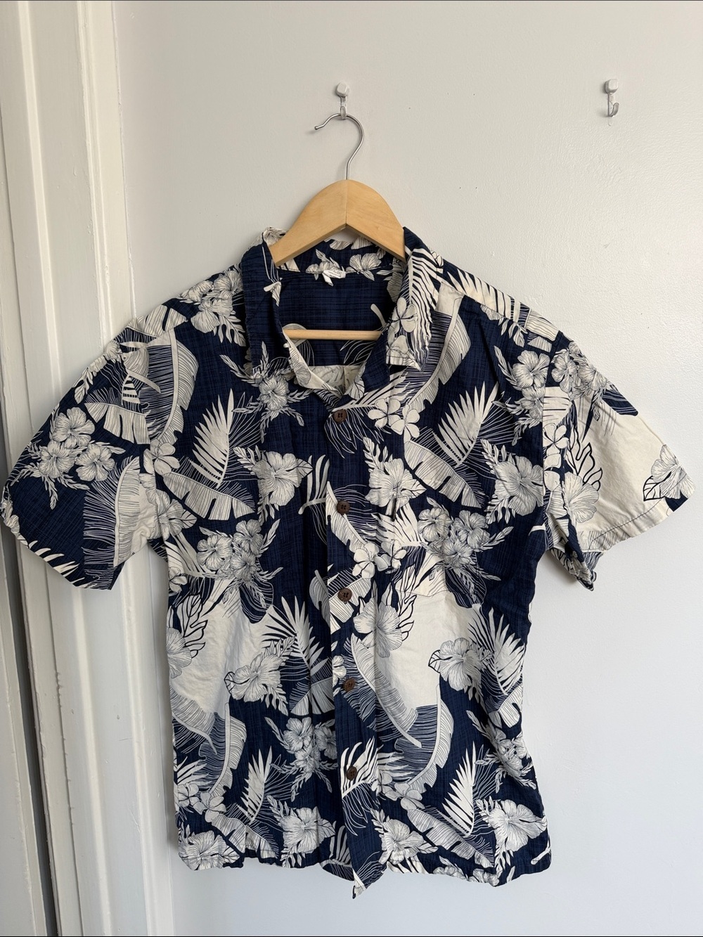 Palmate Hawaii Navy & White Floral Short-Sleeve Button-Up Shirt Men’s size L